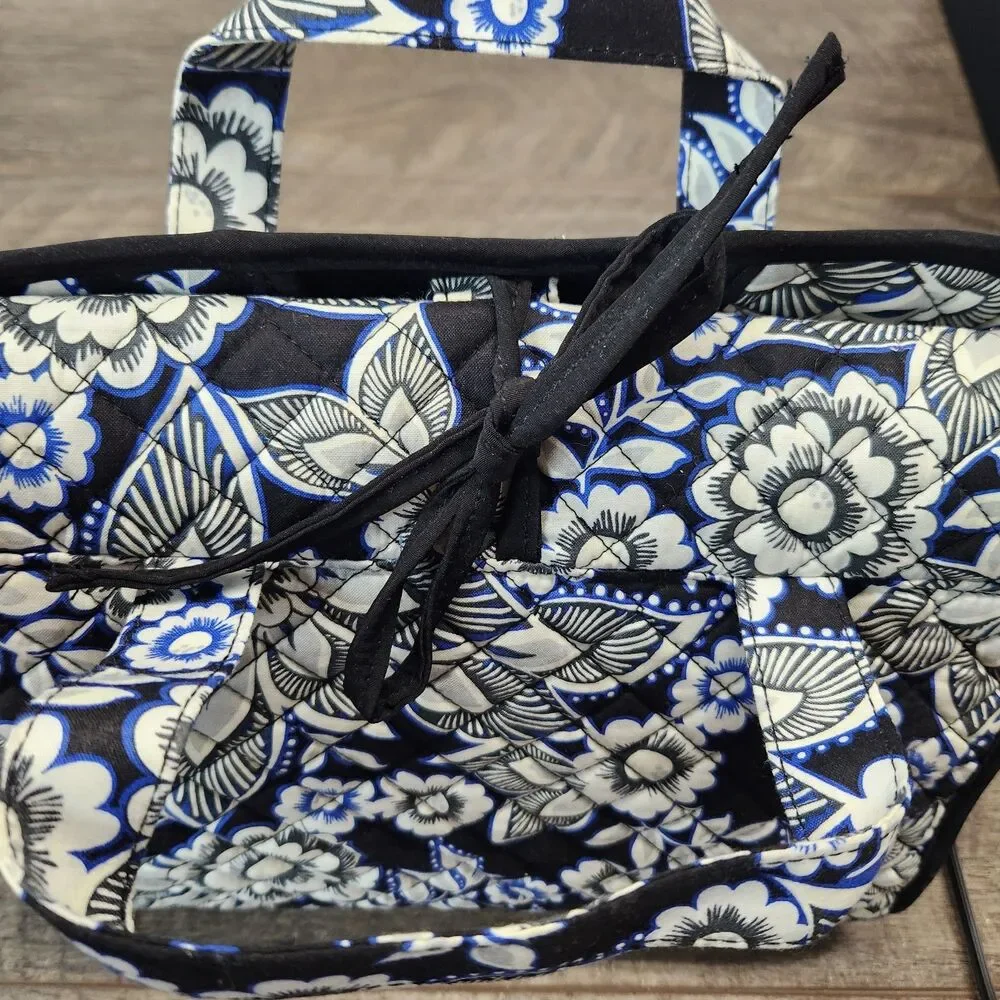 VERA BRADLEY Iconic Hanging Travel Organizer Cosmetics Snow Lotus NWT Discontinu